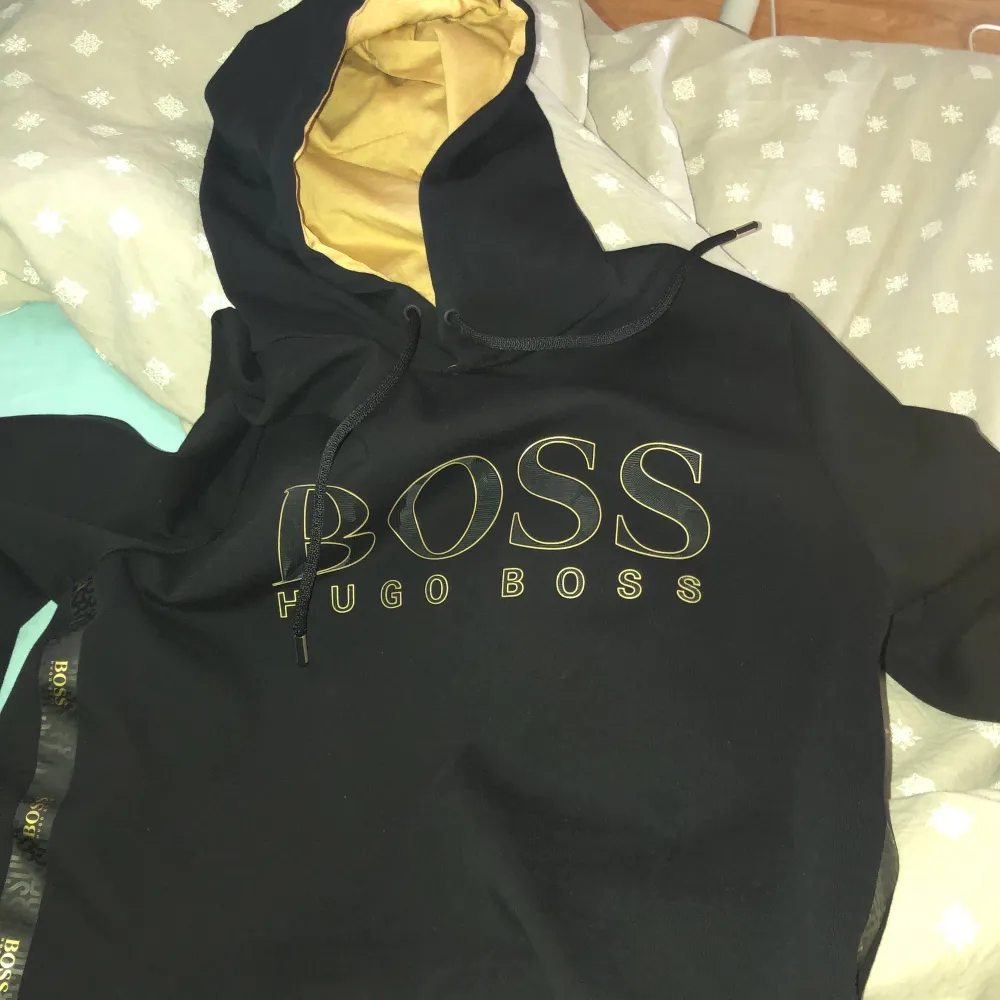 Hugo boss Huddi, kom aj till användning så säljer den nu. Mera frågor DM ba . Hoodies.