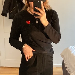 Tröja - Säljer denna tröja pga att den inte kommer till användning super tråkigt eftersom att den är så fin🖤❤️🖤❤️