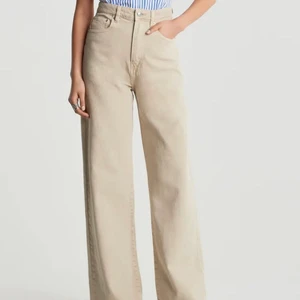 Idun wide jeans beige  - Säljer mina wide jeans från Gina i stl 32. Säljer pga för korta på mig som är runt 175. Knappt använda men en innerficka där fram är trasig (var så när ja köpte i butik) 200kr + Frakt, (nypris 499kr) Kan skicka fler bilder!!!:))