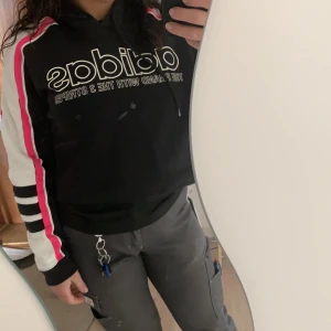 Adidas tröja - Adidas crop top, använd Max 5 gånger, väldigt bra skick. Storlek S 