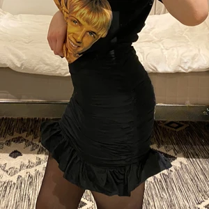 Zara kjol - Superfin svart miniskirt från Zara, tror den är slutsåld🖤 Den är i nyskick då prislappen sitter kvar :) Nypris 399kr. Om fler är intresserade blir det budgivning! Frakt ingår inte🎱