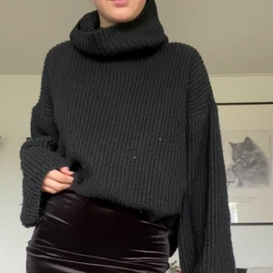 Stickad tröja - Stickad polo från nakd. Oversized. Säljer pga. flytt ☺️ Mina mått hittar ni i min profil om ni är osäkra om plagget kommer att passa er! ❤️