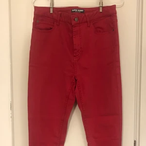 M&S Jeans in Color ”Cranberry” - Washed red - Perfect condition washed red long skinny jeans from the British brand Marks&Spencer. Purchased from the store. Only worn once, no signs of use. 