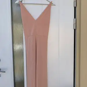 En rosa/peach balklänning/långklänning i strl S. Mjukt och följsamt material. Endast använd en gång så den är i väldigt fint skick! 