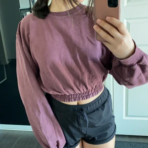  Kroppad Tjocktröja  - En kroppad tjocktröja från zara. Själv har jag aldrig använt den men fick den av en kompis. Säljer den för 100 och köparen står för frakten🥰 om inte vi kan mötas upp någonstans. 