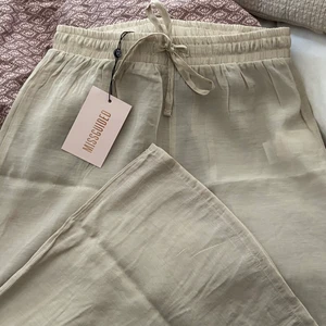 Linnebyxor  - Fin beige färg. De var för små för mig som vanligtvis bär 36/38 i byxor, därmed säljer jag. Långa och vida i benen, jag är 161 cm lång och de är över fötterna på mig. Snören i midjan för justering 