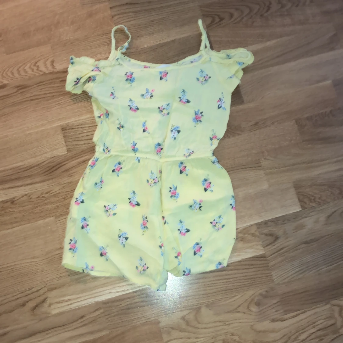 En kort jumpsuit från H&M  - 90