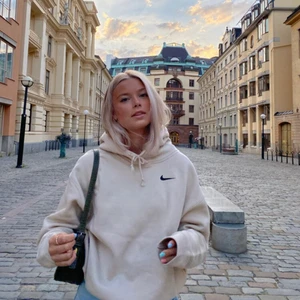 Nike hoodie!!! - Min skitsnygga trendiga nike hoodie säljer jag nu!!! Jag använder inte tröjan så mycket där av att jag säljer. Älskar färgen på tröjan och skicket är otroligt bra😍😍😍😍 Startar budgivningen på 250 så buda gärna!!( Om jag inte får så högt bud så kommer jag inte sälja! ) 
