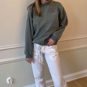 College tröja  - Skit cool college tröja i fin grön färg❤️ Det står storlek L på den men hon på bilden brukar ha på sig S och den passar henne perfekt lite oversized 