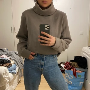Grå polotröja från Zara! - Säljer denna snygga polotröja från Zara i storlek M! Superskön men säljer den för 100kr då den aldrig kommer till användning!
