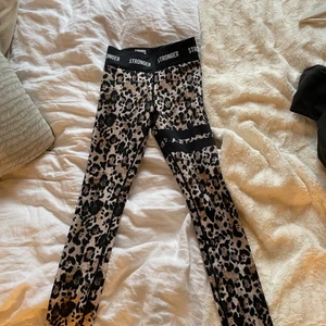 Stronger tights - Ett par jättefina tights från Stronger som säljs då dem tyvärr är för små för mig💓💓