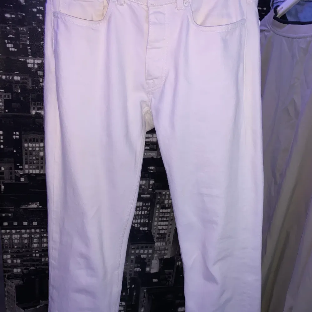 Vita jeans från Acne Studios i modellen Roc Optic. Byxorna är i bra skick och har inte använt mycket! (Köpte dem för 1200kr och de kan inte köpas i butik längre) Säljes pågrund av att jag inte använder dem längre.. Jeans & Byxor.