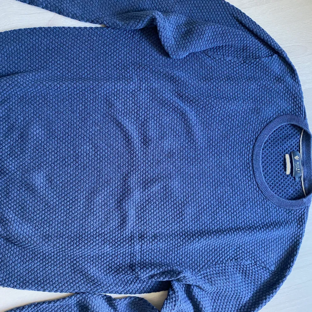 Grå&Blå tröja från Riley i fint skick! Storlek L passar M. Pris 175kr. Tröjor & Koftor.