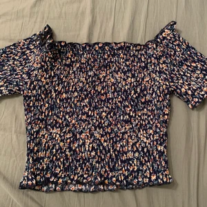 Blommig blus - Blommig veckad blus. Storlek Xs. Aldrig använd.