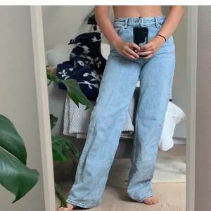 Superfina jeans från monki i Yoko-modellen som tyvärr blivit för små! Sparsamt använda, som nya! 💕 har även ett par i storlek 27!