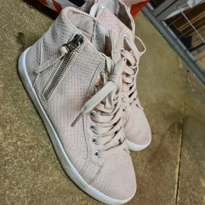 Sneakers  - Använda fåtal gånger. Säljer då jag har för mycket skor.