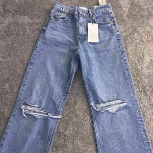 Zara jeans i modellen wide leg strl 36❤️ skriv privat för mer bilder. Säljer för det är för små för mig🥰 lappen är kvar