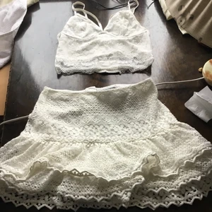 Topp och kjol - I mycket bra skick och passar till allt och pass är xs- s.Bra till summer och fest.Då man kan köpa en.