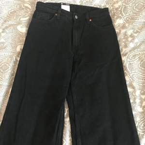 Svarta vida jeans från Monki. Oanvända. Priset kan diskuteras.