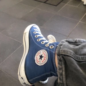 Converse - Säljer dessa snitsnygga blåa converse i storlek 35 men passar mig som är storlek 37😋 dom är i väldigt bra skick då jag använt dom Max 2 ggr💖💖skriv ett pm vid flera frågor! (Sista bilden är lånad)