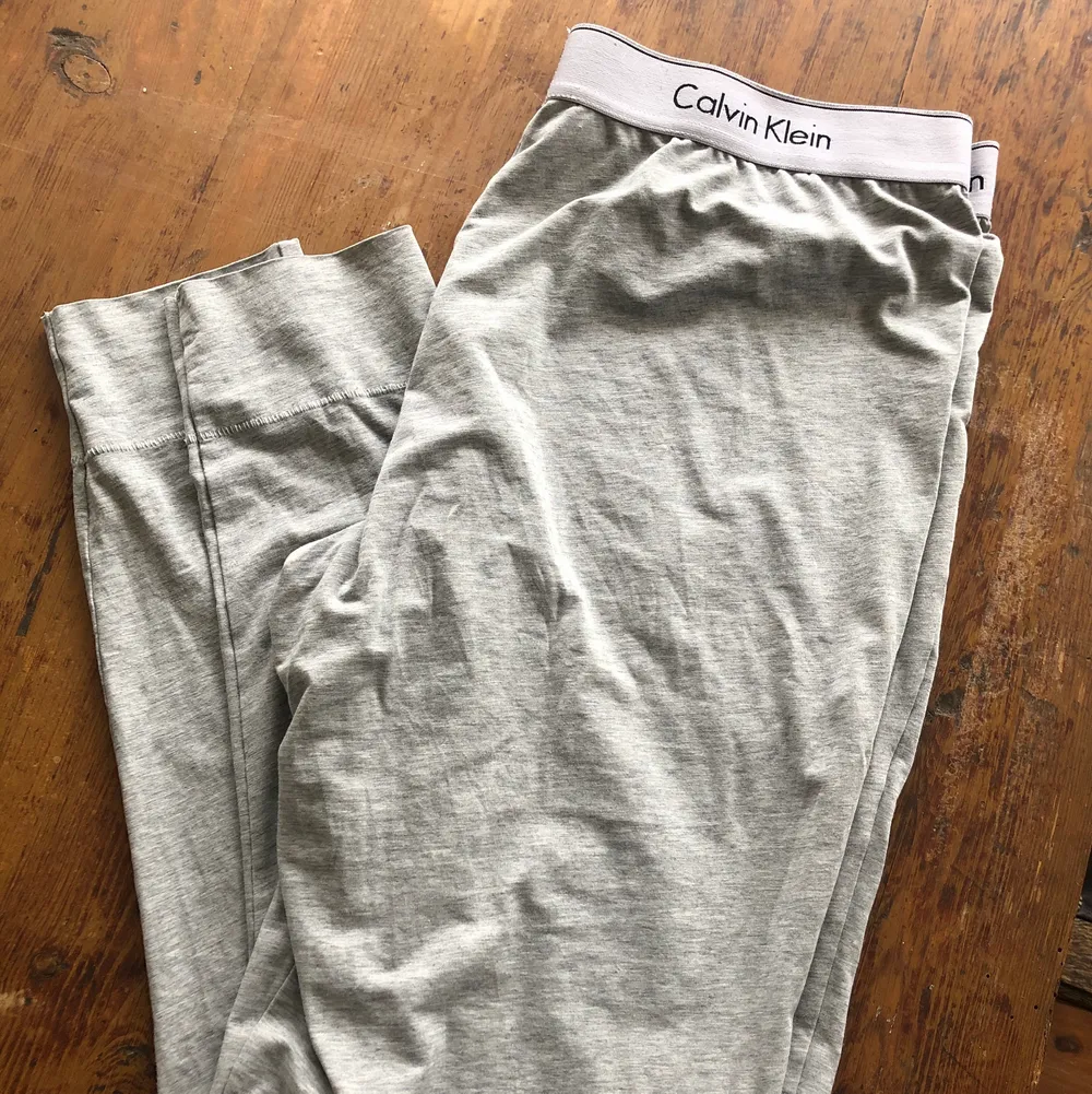 Supersköna och fina Calvin Clein (äkta) pyjamasbyxor ☺️ Använda men inget fel på dem 👍🏻 100kr + frakt . Jeans & Byxor.
