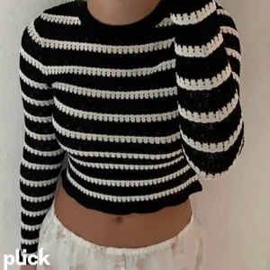 Trendig randig tröja från zara - Tröjan från zara som e populär💓 säljer för att den inte riktigt kommer till användning💓 buda i kommentarerna eller skriv direkt till mig pris kan diskuteras 🌸