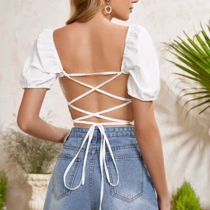 Rynkig topp med knytning i ryggen - Värdens finaste sommar topp men knytning i ryggen och puff ärmar! Helt oanvänd och endast provad💕 storlek XS men passar även S och möjligtvis M då den är väldigt töjbar!