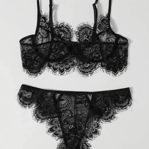 Bralett med matchande underdel - Bralett med matchande underdel i spets! självklart helt oanvända! Säljes ej separat💕 storlek S men passar även M