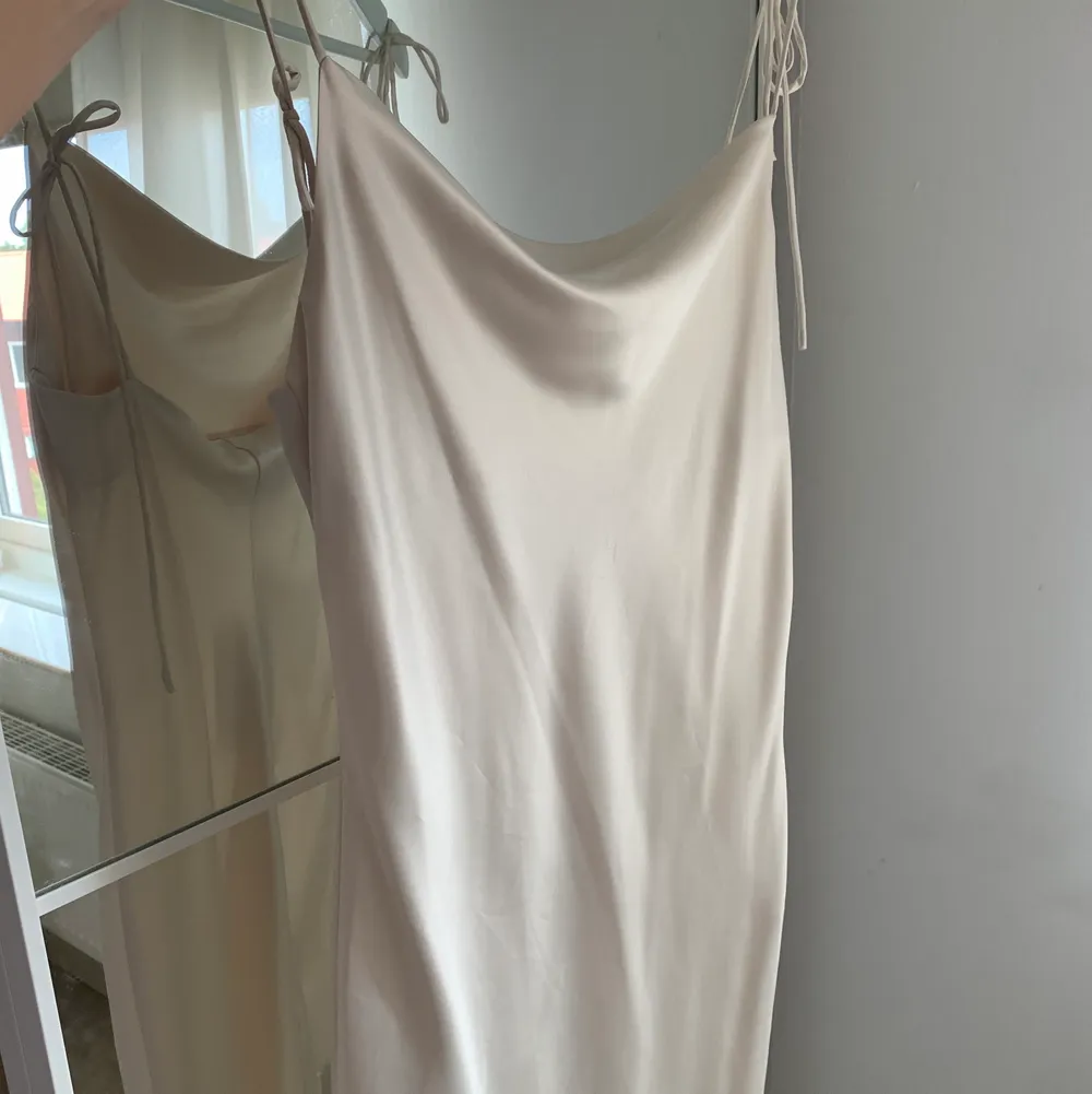 Superfin oanvänd silkesklänning från Zara home, köpt för 399kr och har prislappen kvar. Klänningen är i kort modell. Klänningar.
