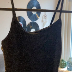 Glittrigt linne - Ett glittrigt linne köpt från newyoker för 60 koronor.Den är helt oandvänd och passar perfekt till 🎊 fest❤️