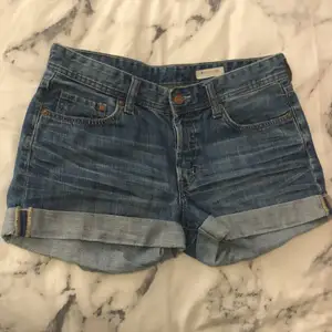 Säljer dessa söta jeans shorts ifrån H&M då de inte kommer till användning längre. De är i storlek 36 men men kan även passa som 38! Väldigt bra skick!