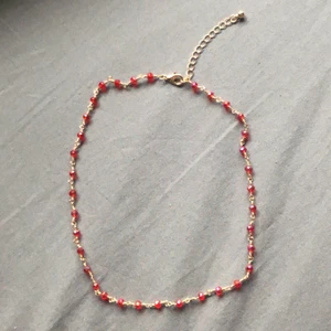 Halsband - Helt oanvänt halsband i guld med röda pärlor! Säljer då jag är en silverperson och att jag inte tror att den kommer att komma till användning av mig då.✨✨FRAKT INGÅR I PRISET!!💖💖
