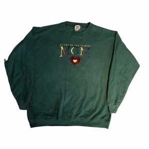 MOM - vintage sweatshirt - En mörkgrön (pine green) färgad tröja med väldigt tjockt tyg och ett fint broderat tryck. Köpt på en trifthstore i USA 