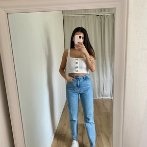 Mom jeans  - Använd ett fåtal ggr. Väldigt snygga ljusblåa jeans med lite ”rough” detaljer”. Passar en liten 34 också. 