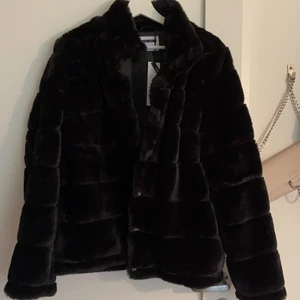Fusk päls jacka - En jätte fin fusk päls jacka som passar perfekt till våren och hösten. Den är aldrig använd då den är för stor för mig. Mitt pris är 300 kr, priset kan diskuteras vid en snabb affär. Köpare står för frakt!!
