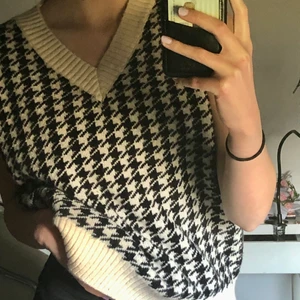 Stickad väst  - Super snygg och knappt använd, om flera är intresserade blir det budgivning. Från SHEIN💕