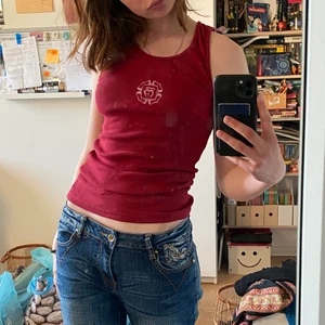 Snyggt linne - Rött fint linne med ett yogamärke. Så himla snyggt och perfekt nu till sommaren. Nypris 300kr säljer för 180kr. Har flera i storlek S-L! 