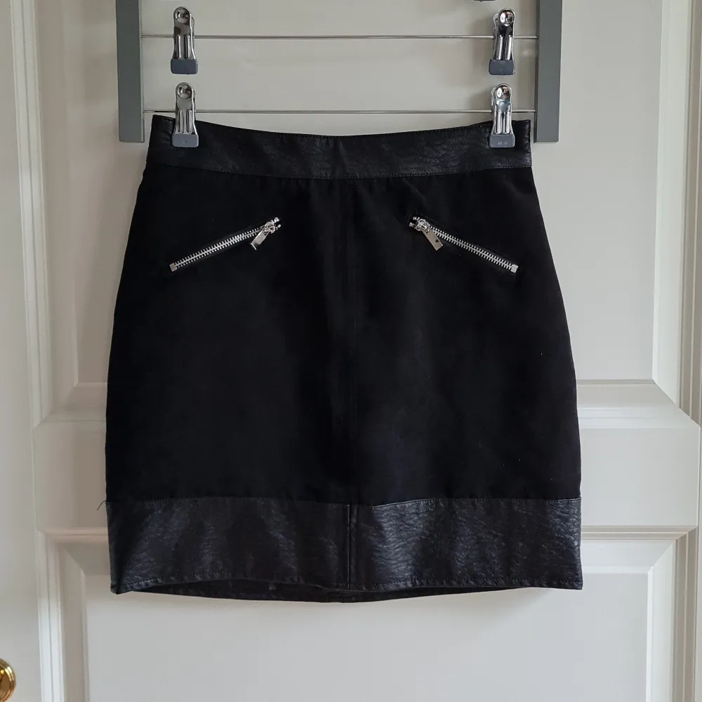 Black mini skirt from H&M. Zipper and button fastening in the back. I used it only 2-3 times so it looks like new! 🥰 Waist 34 cm, hips 45 cm, length 41 cm.. Kjolar.