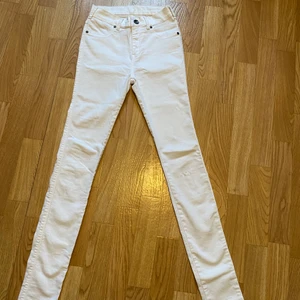 Dr Denim jeans i toppen skick  - Säljer dessa super snygga Dr denim jeans. Dem är i toppen skick och endast använda några enstaka gånger! Dem ser små ut på bilden men deras modeller är väldigt stretchiga. Passar S-M och sitter bra på mig som är 167 cm💓🥰 Pris kan diskuteras!
