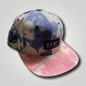 Grimey snapback keps - En snygg unik keps från grimey. Sommar vibes definitivt. Frakten kan variera i pris beroende på hur skyddad du vill att kepsen skall vara när den fraktas! Kontakta mig för fler bilder 😊