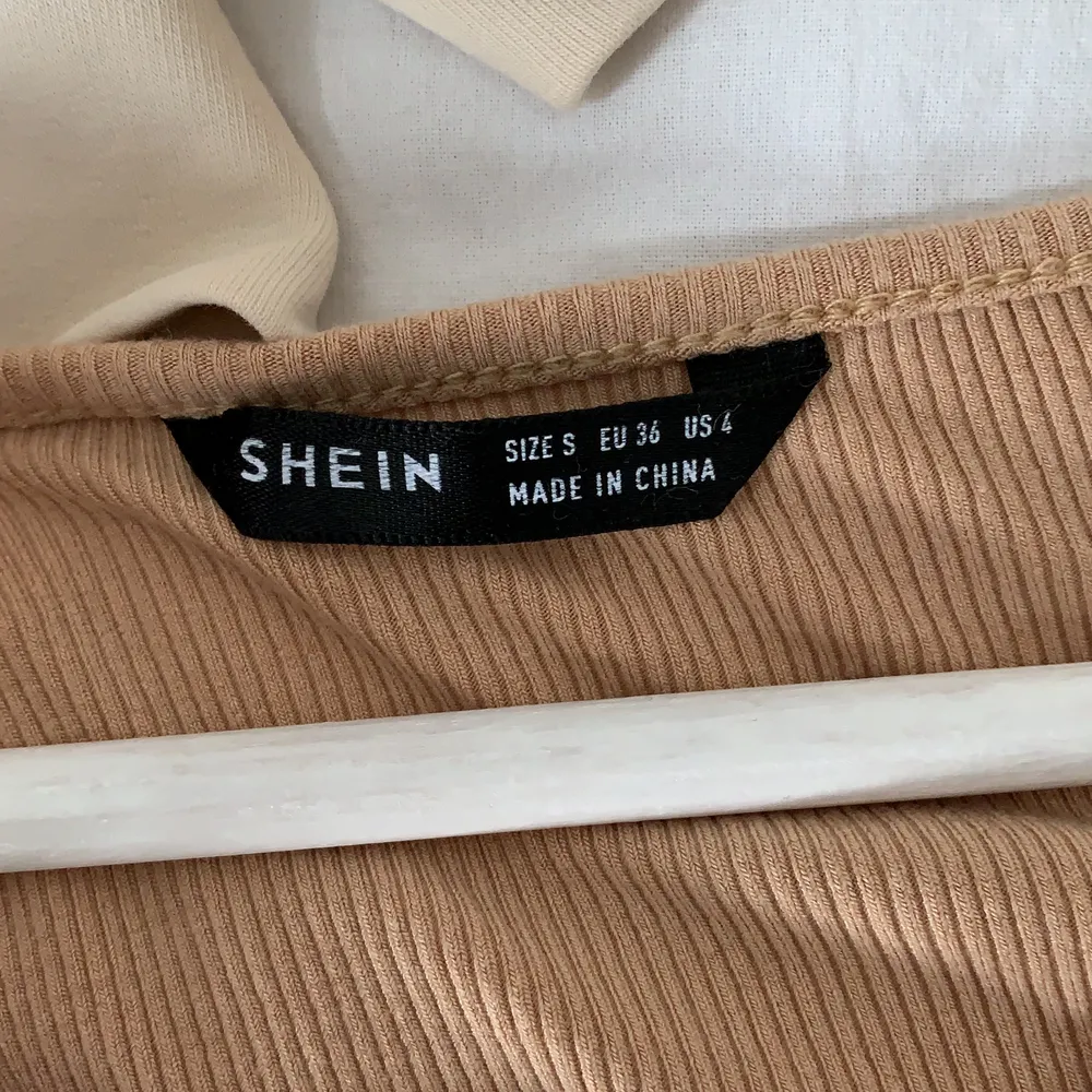 En beige långärmad tröja från SHEIN. Använda ett fåtal gånger då den inte är min stil. Toppar.