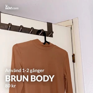 Body  - Brun ribbad body med polokrage, använd 1-2 gånger och är i nyskick. 60kr + 48kr frakt