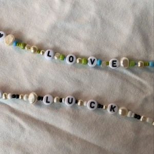 Halsband - Säljer nu dessa superfina halsband! Gjorde me sead beeds, sötvattenpärlor och vaxade. Du får själv välja ord, färgtema och om du vill ha med eller utan hjärtan! Förlängsningskedja så du kan välja storlek själv! 49:- INKL frakt!