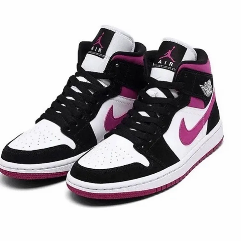 Säljer mina Jordan 1 Mid Magenta i storlek 36,5. Skor.