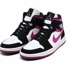 Jordan 1 - Säljer mina Jordan 1 Mid Magenta i storlek 36,5
