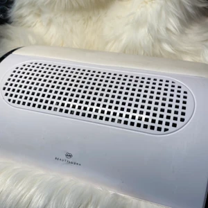 Dammuppsamlare - Säljer denna supereffektiva maskinen som suger upp damm samt funkar som armstöd för personen på andra sidan! Två dammpåsar ingår! Köpt för 699kr säljer för 400kr