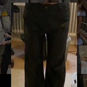 Baggy skinnbyxor  - Jättecoola baggy skinnbyxor från HM, storlek 40 men passar 38 lika bra. Använda en gång 💓
