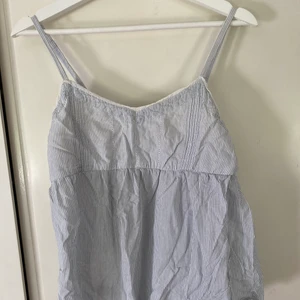 Sommarlinne  - En gulligt sommarlinne som passar till en snygg kjol eller jeans! Liten i storlek. Köparen står för frakten!