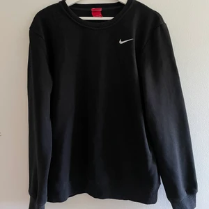 Nike hoodie - Svart Nike sweather, sitter som en m! Hör av er vid intresse!