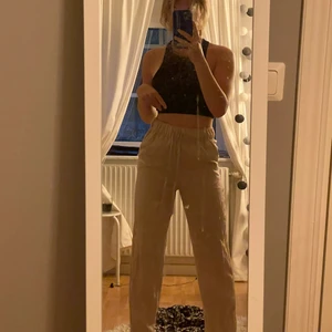 Linnebyxor - Beiga linnebyxor från hm som används en gång. Väldigt tunt och skönt material. Inga tecken på användning. Byxorna sitter perfekt runt midjan och går även att knyta🥰